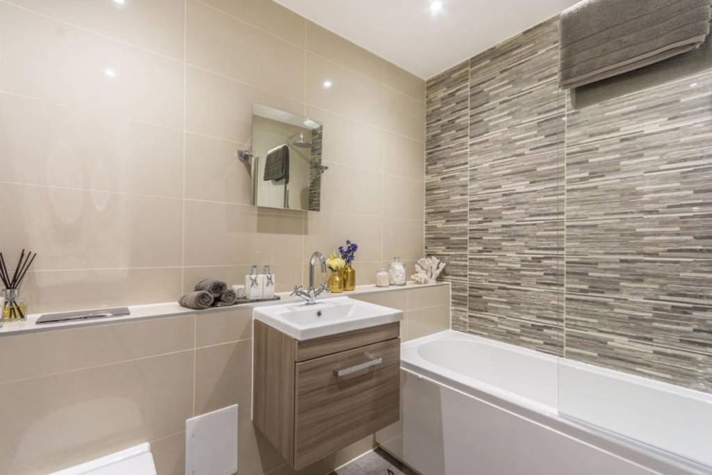 Spacious Modern 3 Bed In Bridge With Netflix And Free Carpark * Лондон